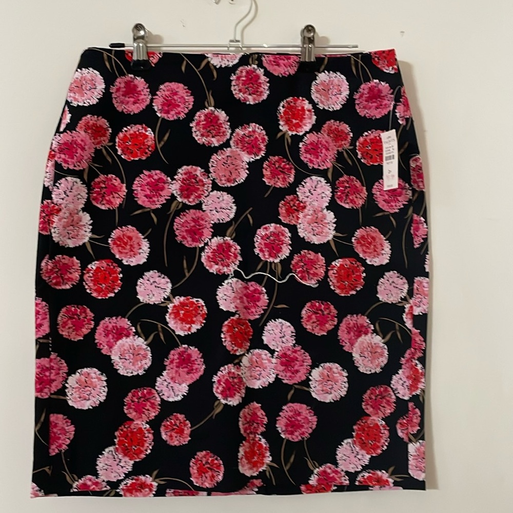 NWT SIZE 2P SKIRT BY TALBOTS, FLOWERS IN SHADES PINK ON BLACK BACKGROUND
